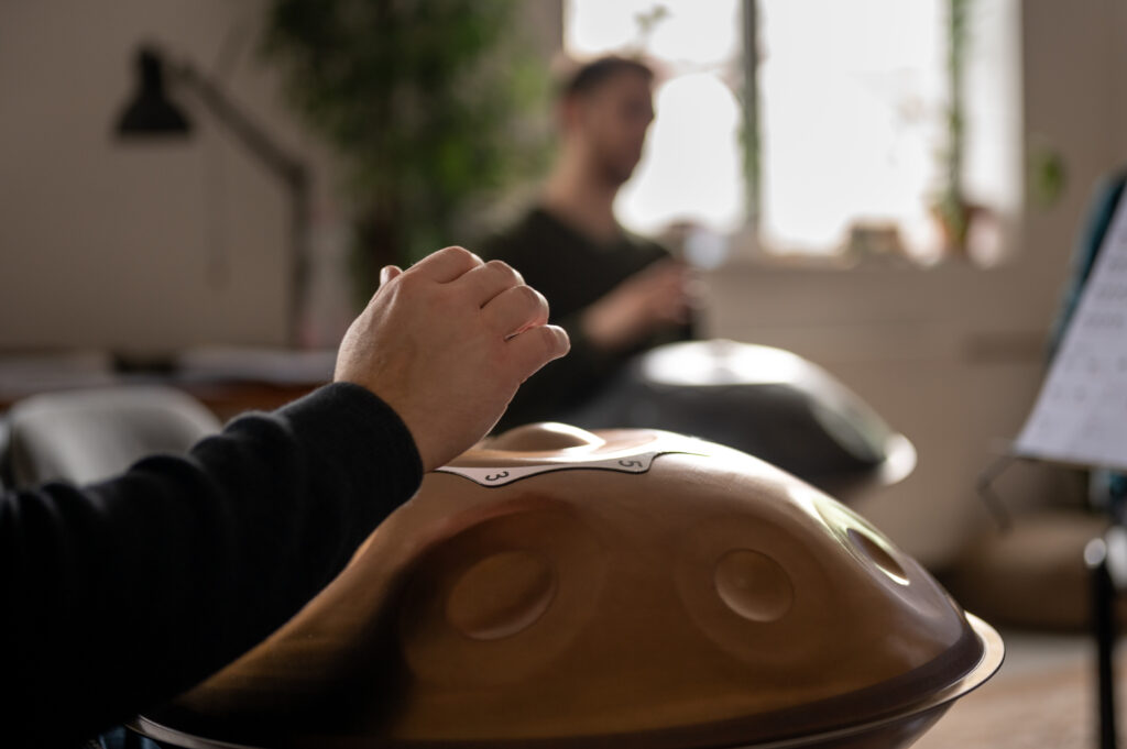 How to play the handpan - (some of) the basics in one blog post 22 DSC3879 1