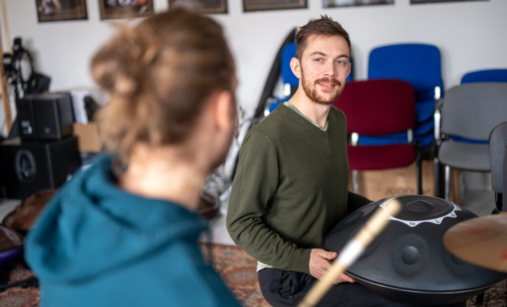 What makes a good beginner handpan: 9 key factors 18 Handpan and drum player
